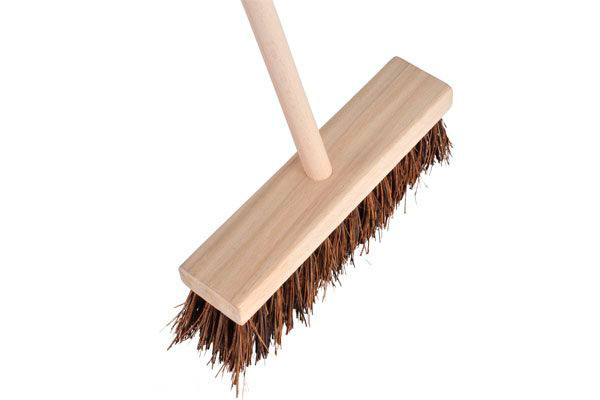 Harde bezem met houten steel.