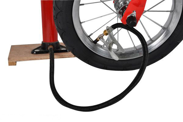 Oppompen met een normale fietspomp.