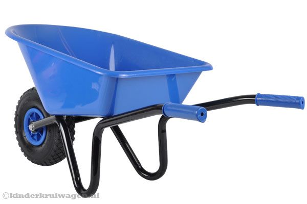 Afmetingen van de kruiwagen: 95x44x44.