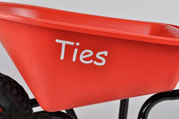 Letters van de naam in de kleur wit.