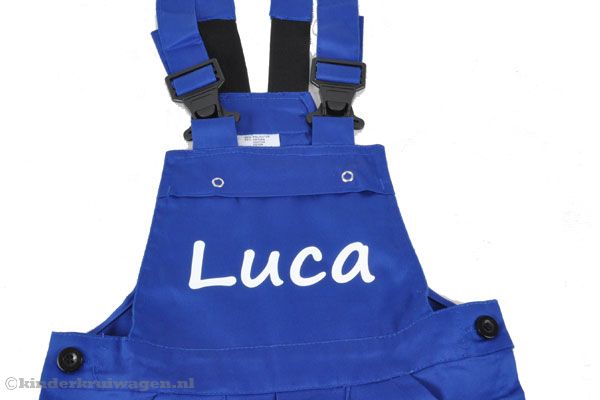 Kindertuinbroek met eigen naam op voorkant.