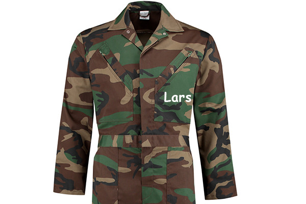 Bedrukking op de borstzak.